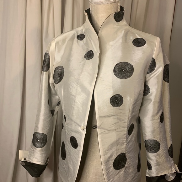 Woman’s Blazer (Universal) black/White Size Medium - Picture 2 of 2